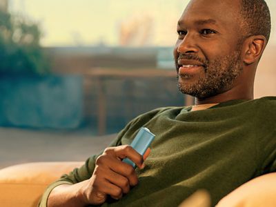 Muž držící zařízení IQOS ILUMA i ONE