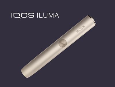 Béžové zařízení IQOS ILUMA na černém pozadí.