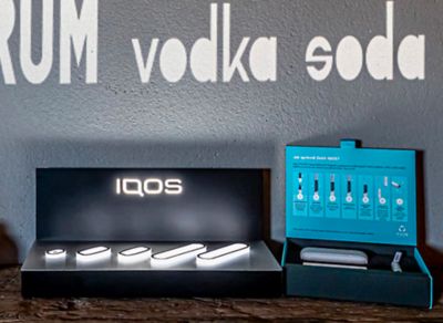 Výstavka IQOS produktů v baru