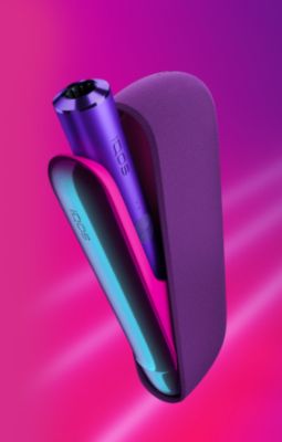 Zařízení pro nahřívání IQOS ILUMA NEON Purple na růžovo-fialovém pozadí.