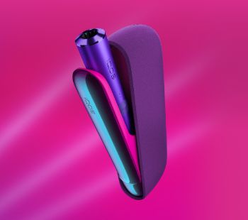 Zařízení pro nahřívání IQOS ILUMA NEON Purple na růžovo-fialovém pozadí.