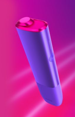 Zařízení pro nahřívání IQOS ILUMA ONE NEON Purple na růžovo-fialovém pozadí.
