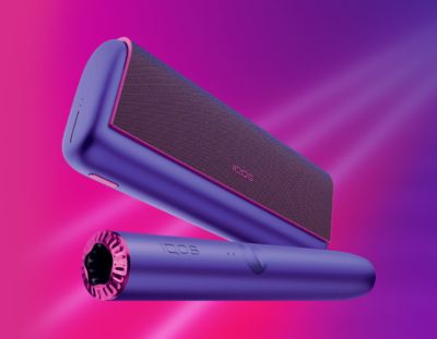 Zařízení pro nahřívání IQOS ILUMA PRIME NEON Purple na růžovo-fialovém pozadí.