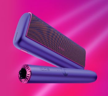 Zařízení pro nahřívání IQOS ILUMA PRIME NEON Purple na růžovo-fialovém pozadí.