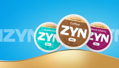 Tři krabičky ZYN na modrém pozadí