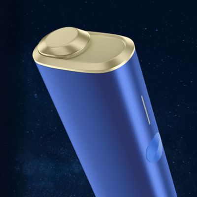 Zařízení IQOS ILUMA na vesmírném pozadí