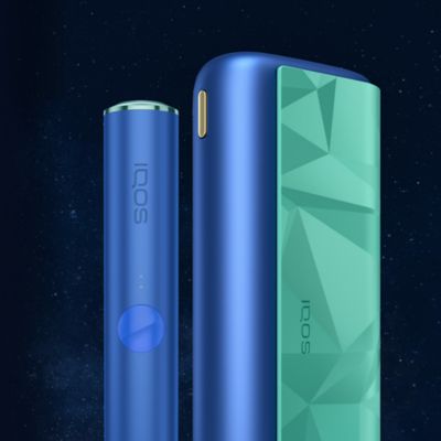 Zařízení IQOS ILUMA na vesmírném pozadí