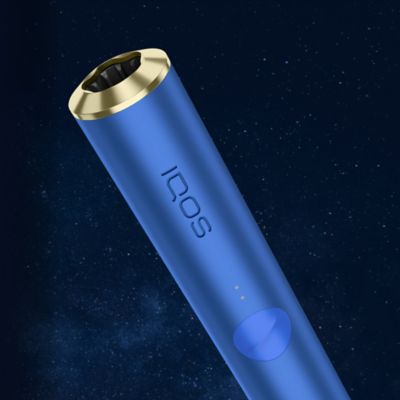 Zařízení IQOS ILUMA na vesmírném pozadí