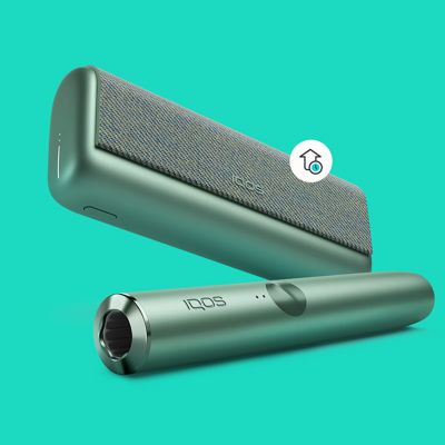 Zelené zařízení IQOS ILUMA s kapesní nabíječkou na tyrkysovém pozadí s ikonou aktualizace firmwaru