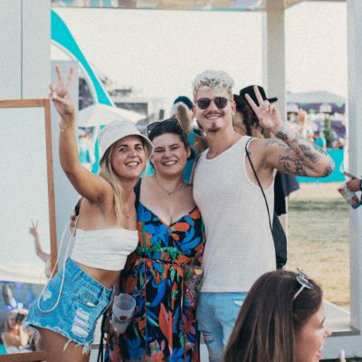 Tři lidé na festivalu