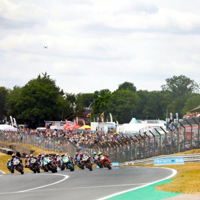 Pohled na dráhu motocyklistických závodů