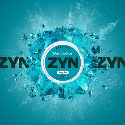Modrá krabička ZYN Menthol Ice obklopená ledem a nad logem ZYN