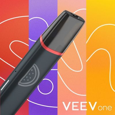 VEEV ONE zařízení na farebném pozadí s vygravírovaným designem Patrika Gémeše.​
