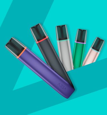 IQOS zařízení VEEV ONE na tyrkysovém pozadí