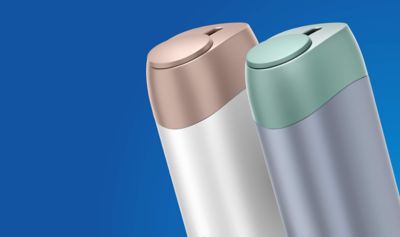 Dvě zařízení lil SOLID Ez na modrém pozadí