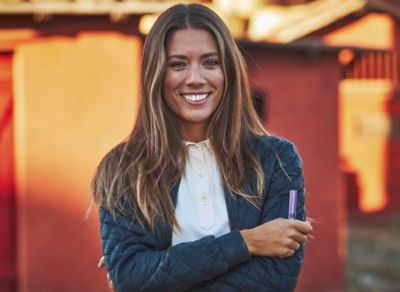 Usmívající se žena drží nahřívač IQOS