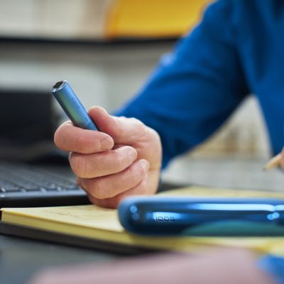 Ruka drží Iluma zařízení