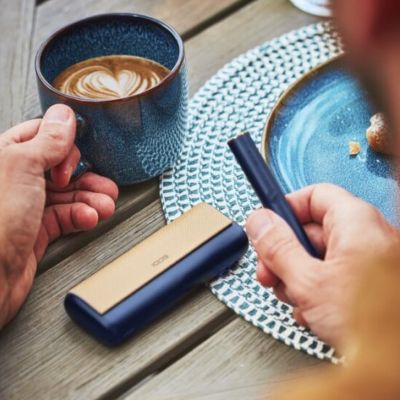 Ruka drží Iluma Prime zařízení