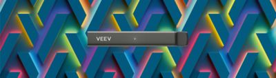 VEEV NOW zblízka na barevném pozadí