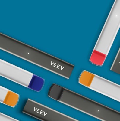 VEEV NOW na modrém pozadí