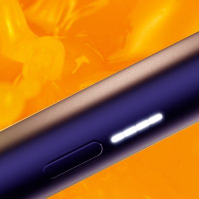 Detail zařízení VEEV ONE se zaměřením na diody na oranžovém pozadí.