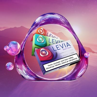 Tři krabičky nikotinových náplní LEVIA v různých příchutích - s logem IQOS - na pozadí řeka a západ slunce.