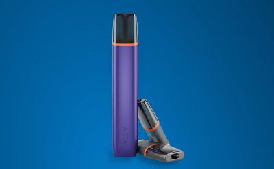 VEEV ONE fialový na modrém pozadí.