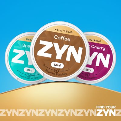 Nikotinové sáčky ZYN Coffee na modrém pozadí.