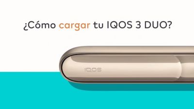 Mujer rubia abriendo su dispositivo IQOS dorado