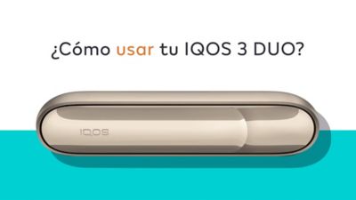 Mujer mostrando un Holder y Cargador IQOS dorado en su mano