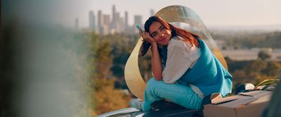 A person holding an IQOS ILUMA device.