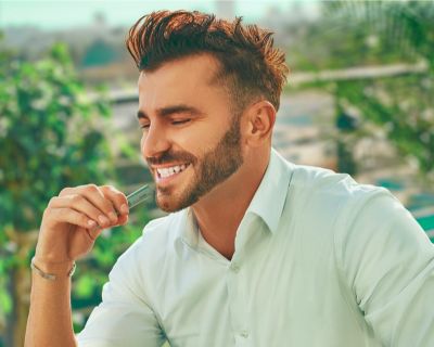 Hombre usando IQOS ILUMA PRIME