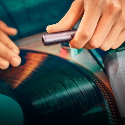 An IQOS device and holder in a person's hand. 