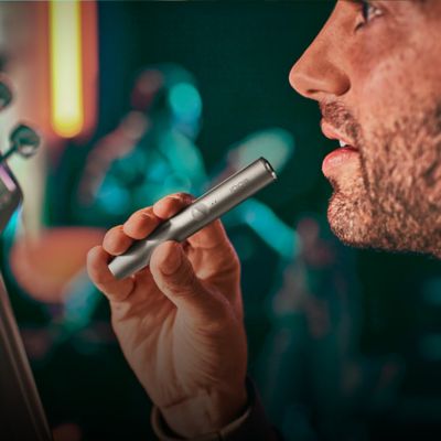 Hombre sosteniendo un dispositivo de tabaco calentado IQOS