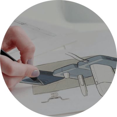 Ruka kreslí návrh IQOS zařízení.