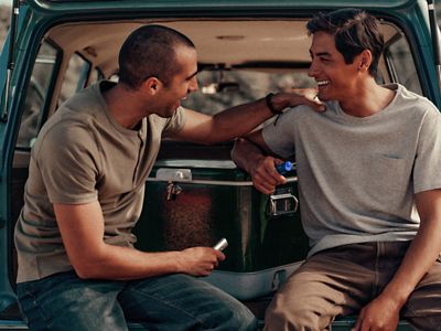 Two people chat holding Bonds by Iqos