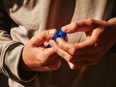 Hands holding Bonds by Iqos
