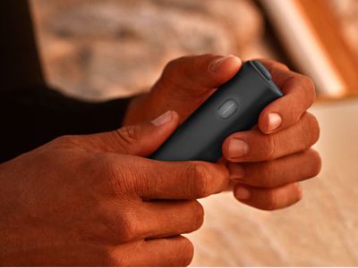 Hands holding Bonds by Iqos