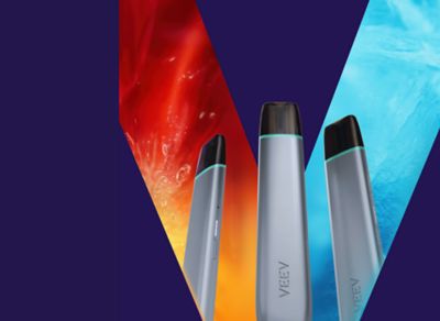 3 cigarettes électroniques VEEV ONE posées devant un fond bleu sombre avec le V iconique VEEV ONE de saveurs rouges, orangées et bleutées