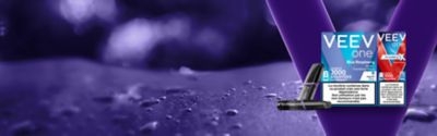 2 e-cigarettes Veev One noires, 1 paquet de 2 pods Framboise Bleue et 1 paqet de 1 pod Fraise Extra sur fond violet avec des gouttelettes et un V violet en surbrillance. La bannière est utilisée pour promouvoir l’abonnement auto-delivery