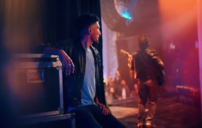 IQOS Iluma i turquesa con cargador pastel en vista frontal sobre fondo blanco