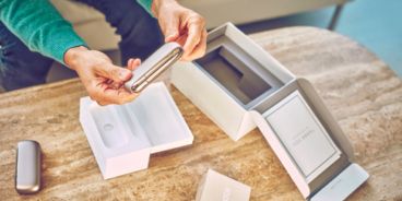 Ein IQOS Gerät wird ausgepackt