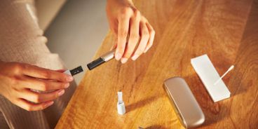 Ein IQOS Gerät wird gereinigt