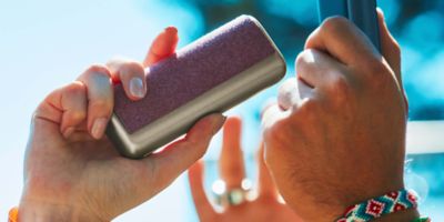 Hände halten IQOS ILUMA PRIME und IQOS ILUMA MID in den Himmel.