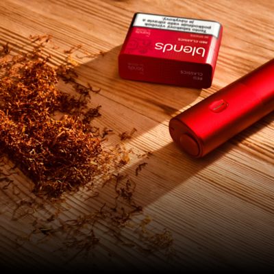 Červené zariadenie BONDS a krabička BLENDS Red Classics na drevenom stole
