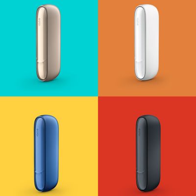 Čtyři zařízení IQOS 3 DUO na různě barevných pozadích.