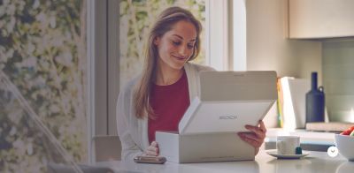 Mujer abriendo una caja de IQOS