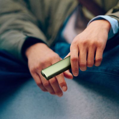 IQOS ILUMA i ONE in der Hand.