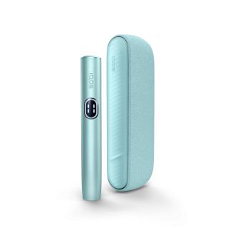 Das Bild zeigt den IQOS ILUMA i Holder und das dazugehörige Charger in der Farbe Breeze Blue. Der Holder ist zylindrisch mit dem ‚IQOS‘-Logo, einem kleinen Display und Bedientasten. Das Charger ist rechteckig mit strukturierter Oberfläche und ebenfalls mit dem ‚IQOS‘-Schriftzug versehen.