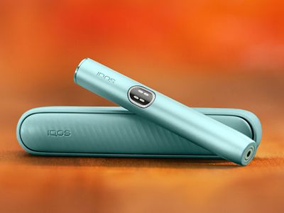 Držalo naprave IQOS ILUMA i v svetlomodri barvi Breeze Blue na žepnem polnilniku.